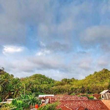 Summerfield Homestay And Cafe Pacitan Exterior photo